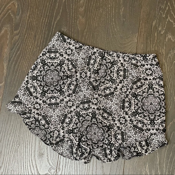 BCBGeneration Black & White Ruffle Short - Picture 2 of 3